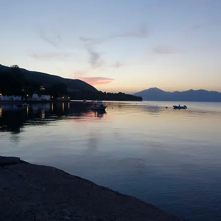 3-zimmer-villa-apartment Am Strand Mit Meerblick * Lampiri (Peloponnese)